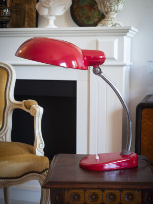 Lampada ministeriale cromata e cappello rosso XX secolo