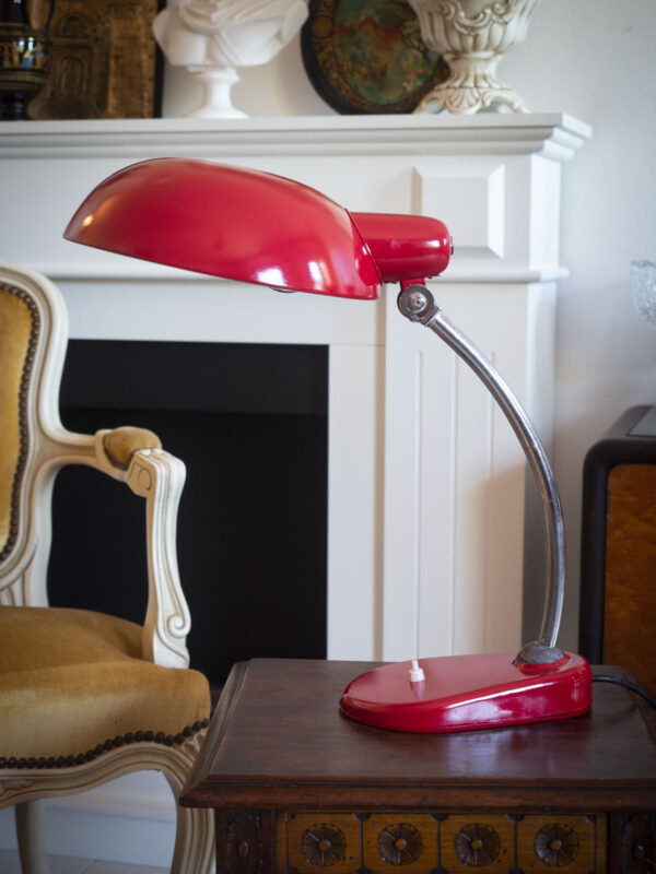 Lampada ministeriale cromata e cappello rosso XX secolo