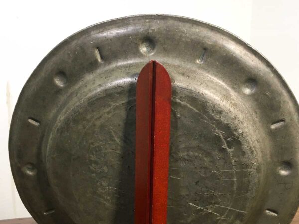 Antico piatto sbalzato e cesellato in peltro con iniziali punzonate - immagine 4