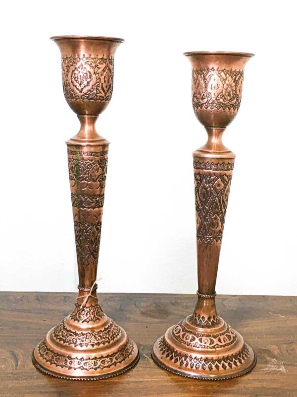 Coppia candelieri in rame cesellati XIX-XX sec - immagine 2