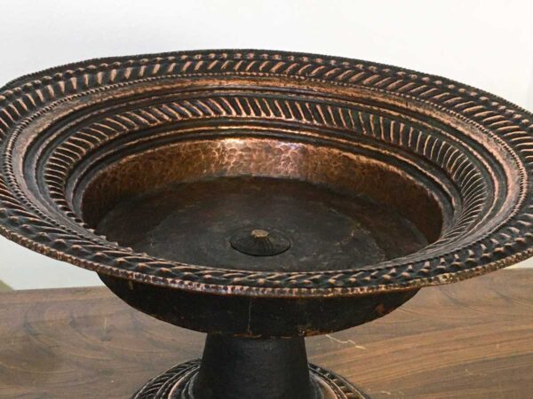 Alzata antica sbalzata e baccellata in rame brunito orientale - immagine 2