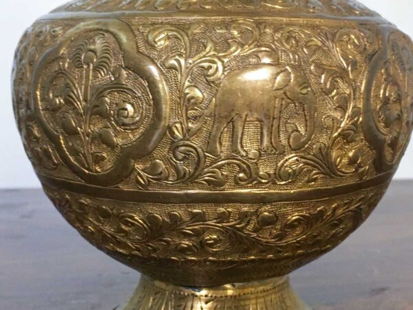 Antico vaso indiano ottone cesellato e sbalzato - immagine 2