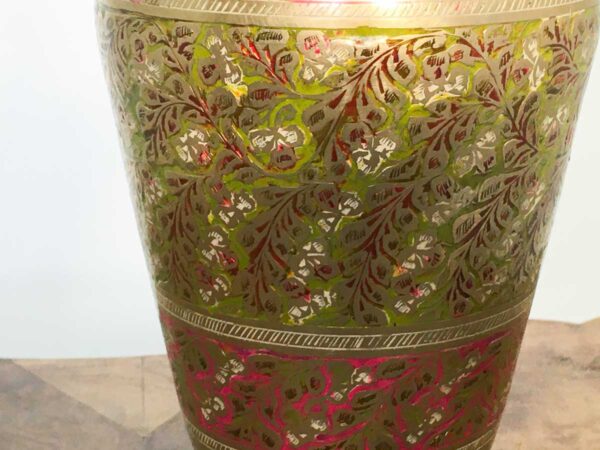 Antico vaso indiano in ottone cesellato XX secolo - immagine 2
