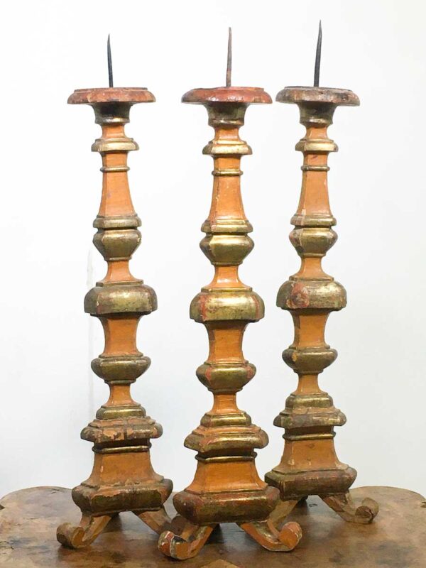 Serie di tre torcieri in legno del XVIII secolo