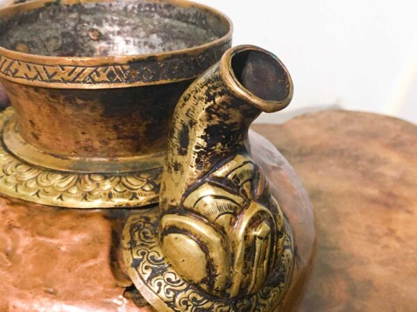 Brocca teiera antica rame e ottone decorata e cesellata - immagine 3