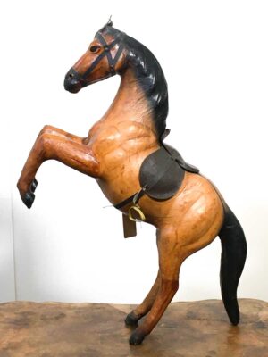 Scultura cavallo in legno intagliato e pelle XX secolo
