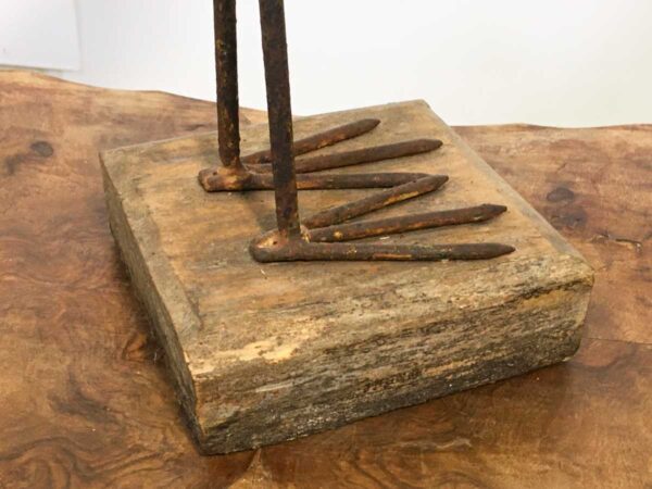 Scultura uccello in legno intagliato e ferro - immagine 3