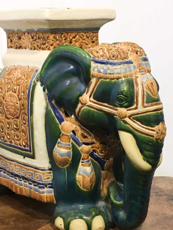 Elefante porta vasi in ceramica indiano XX secolo