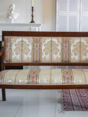 Divanetto impero con intagli colore oro tipo fregi bronzo