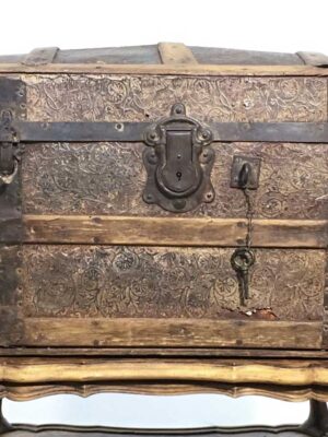 Baule forziere antico legno e ricoperto in metallo decorato XIX sec