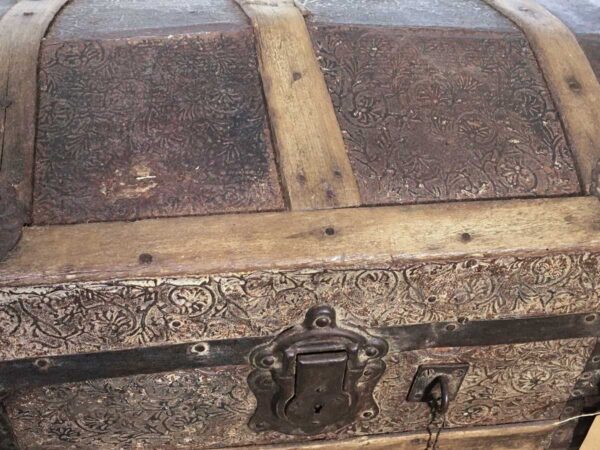 Baule forziere antico legno e ricoperto in metallo decorato XIX sec - immagine 2