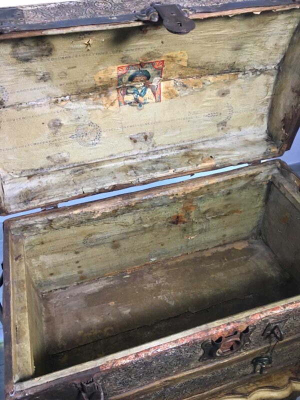 Baule forziere antico legno e ricoperto in metallo decorato XIX sec - immagine 4