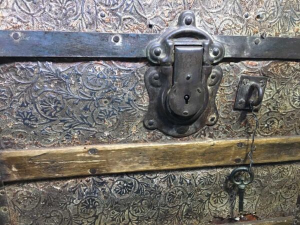 Baule forziere antico legno e ricoperto in metallo decorato XIX sec - immagine 3