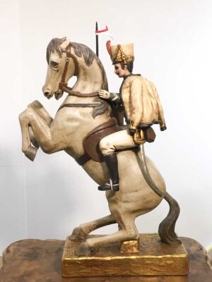 Scultura lignea raffigurante soldato ussaro a cavallo
