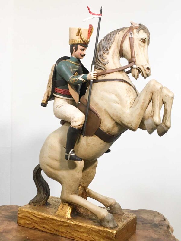 Scultura lignea raffigurante soldato ussaro a cavallo - immagine 2