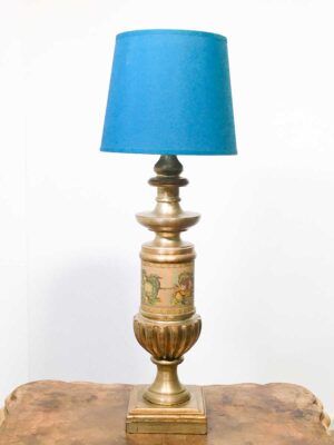 Lampada in legno intagliata con decoro in stoffa
