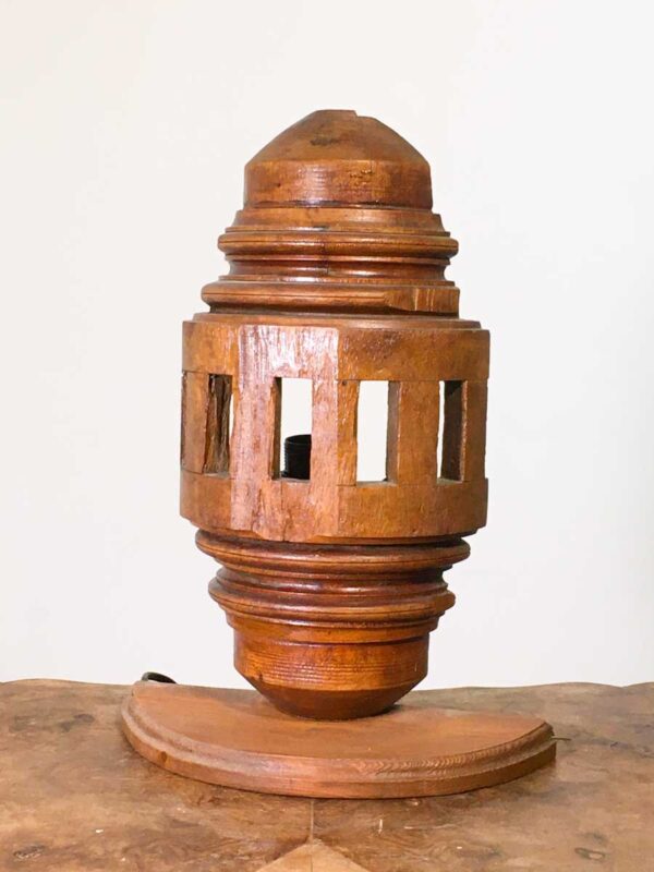 Lampada legno realizzata su elemento architettonico asiatico antico