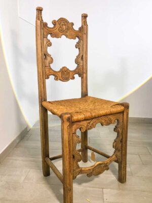 Sedia antica in legno intagliata e paglia con iniziali