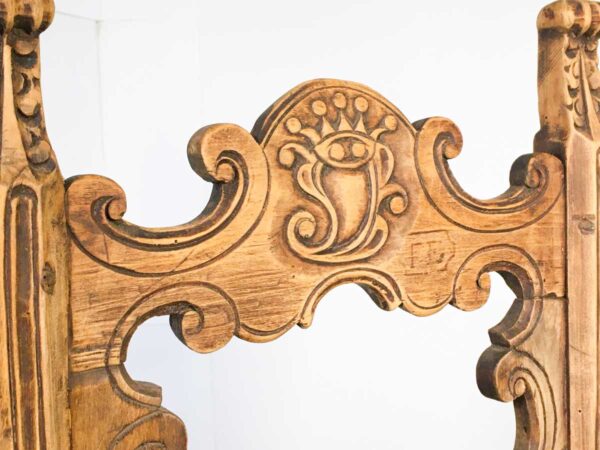 Sedia antica in legno intagliata e paglia con iniziali - immagine 3