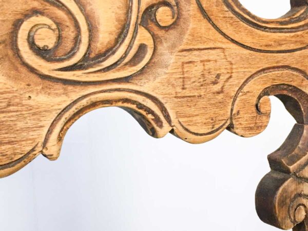 Sedia antica in legno intagliata e paglia con iniziali - immagine 4