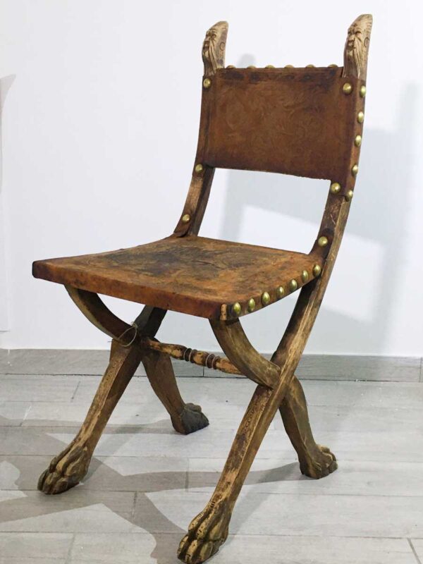 Sedia stile rinascimentale con bottoni ottone e seduta in cuoio