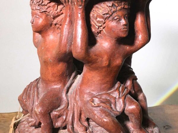 Scultura porta cero in terracotta con cariatidi - immagine 4