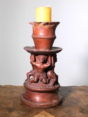 Scultura porta cero in terracotta con cariatidi