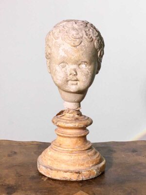 Scultura testa di putto in gesso su piedistallo