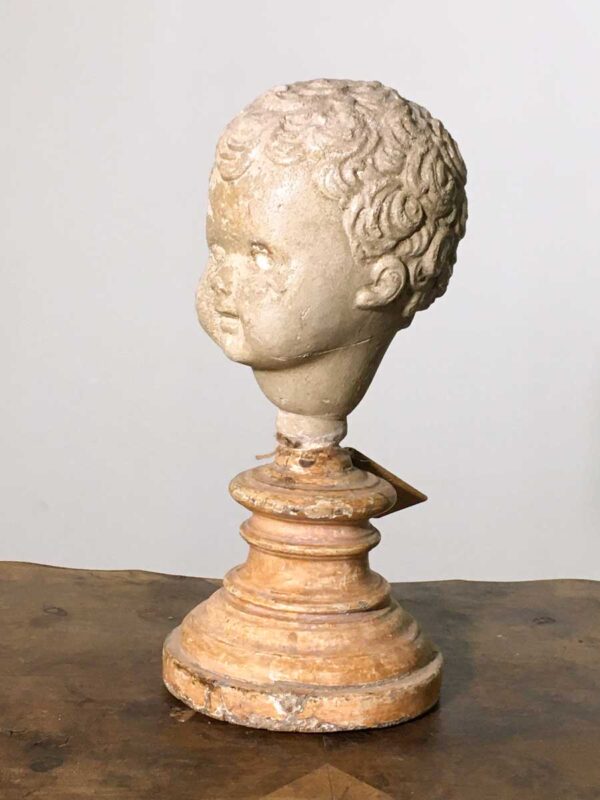 Scultura testa di putto in gesso su piedistallo - immagine 2
