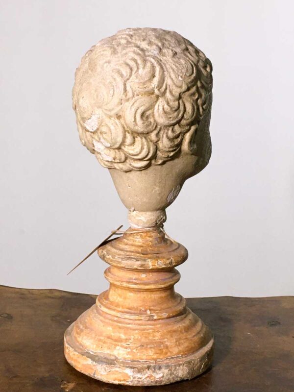 Scultura testa di putto in gesso su piedistallo - immagine 3