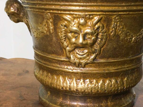 Mortaio in bronzo con festoni e mascheroni e manici a teste muliebre - immagine 3
