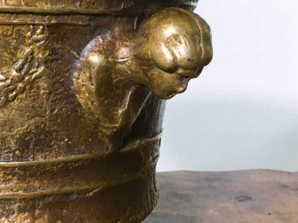 Mortaio in bronzo con festoni e mascheroni e manici a teste muliebre - immagine 4