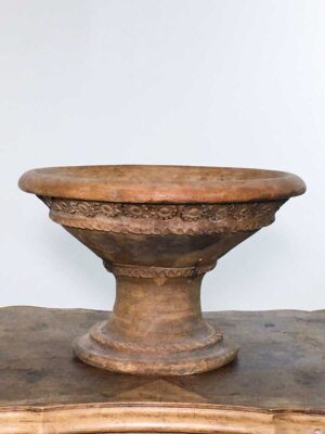 Fioriera antica in terracotta con decori completamente a mano