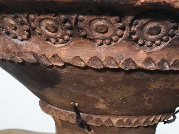 Fioriera antica in terracotta con decori completamente a mano - immagine 5