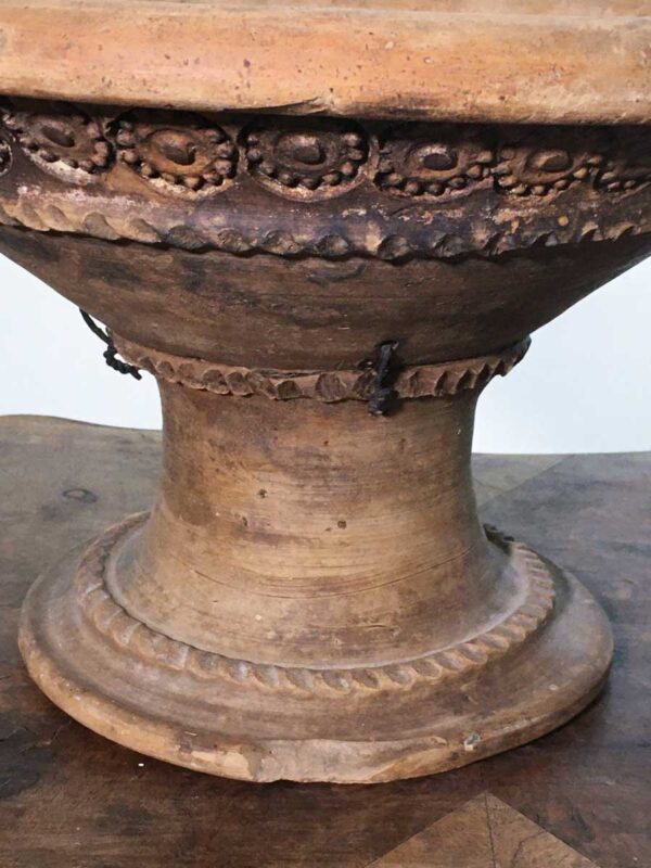 Fioriera antica in terracotta con decori completamente a mano - immagine 3