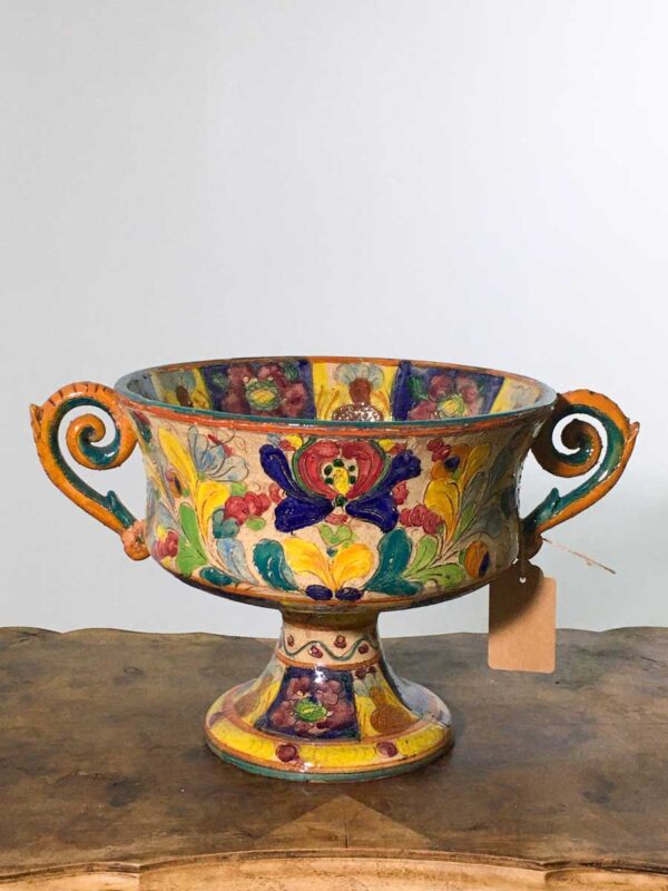 Vaso centrotavola biansato in terracotta dipinto e decorato