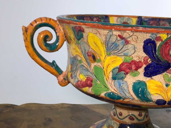 Vaso centrotavola biansato in terracotta dipinto e decorato - immagine 3