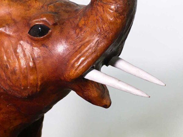 Scultura in legno e pelle elefante anni mid century - immagine 4