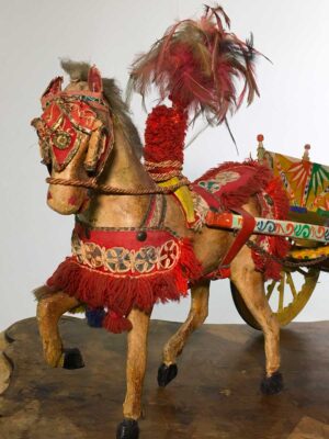 Antico carretto siciliano con cavallo in cartapesta