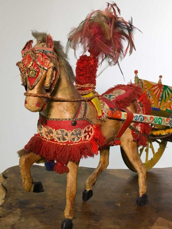 Antico carretto siciliano con cavallo in cartapesta