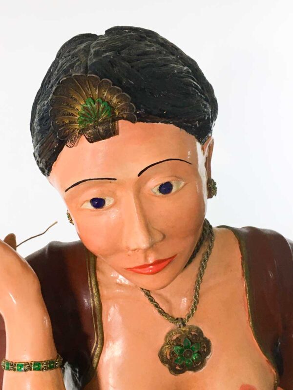 Grande scultura in terracotta di donna dipinta e con gioielli antichi - immagine 3