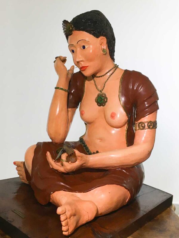 Grande scultura in terracotta di donna dipinta e con gioielli antichi - immagine 2