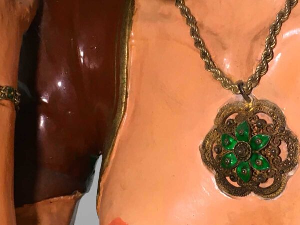 Grande scultura in terracotta di donna dipinta e con gioielli antichi - immagine 6