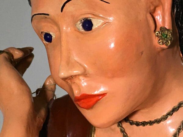 Grande scultura in terracotta di donna dipinta e con gioielli antichi - immagine 8