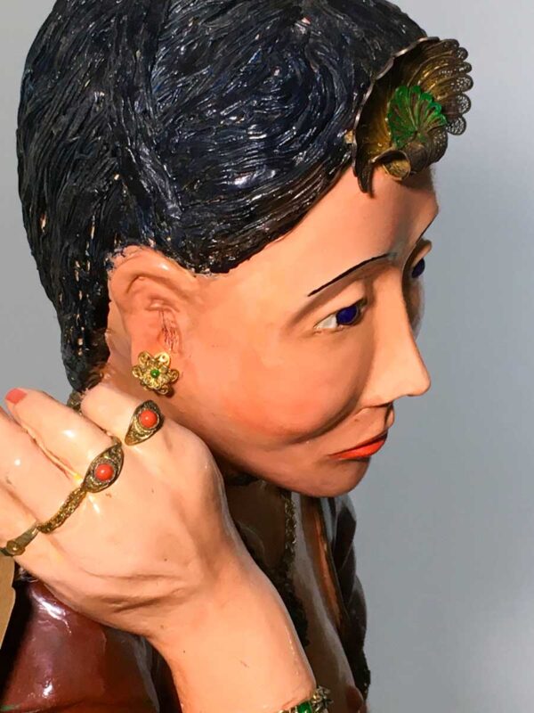 Grande scultura in terracotta di donna dipinta e con gioielli antichi - immagine 4