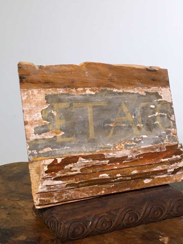 Coppia installazioni legno da parti recupero decorate e scritte latino - immagine 3