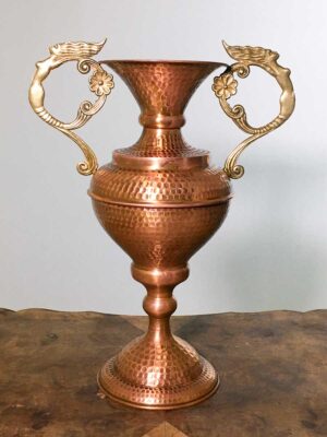 Anfora in rame martellato e manici ottone lavorati a scultura