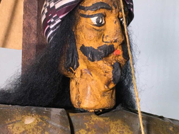Antico pupo siciliano saraceno in cartapesta con piedistallo in legno - immagine 5