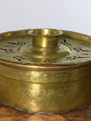 Braciere antico in ottone con coperchio cesellato e forato