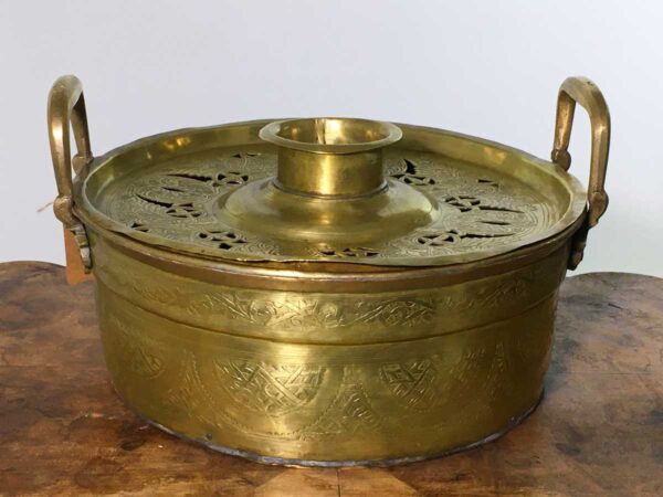 Braciere antico in ottone con coperchio cesellato e forato